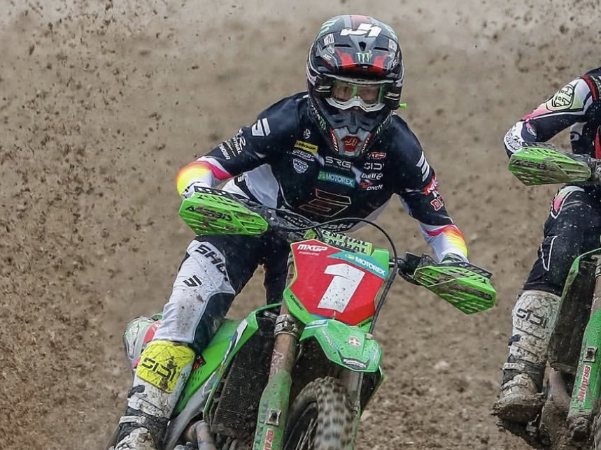 It’s almost time, British motocross fans!’ The 2026 Hawkstone International commences this weekend, and the entry list is looking stacked! Romain Febvre, Jeffrey Herlings, De Wolf, Renaux, Langenfelder, Vialle, and many, many more will tackle the British sand. Who are you looking forward to seeing the most?